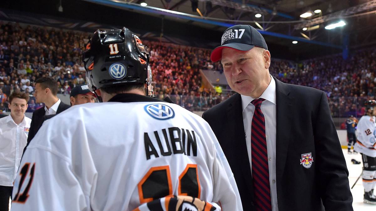 Auch EHC-Trainer Don Jackson findet tröstende Worte für Wolfsburgs Brent Aubin