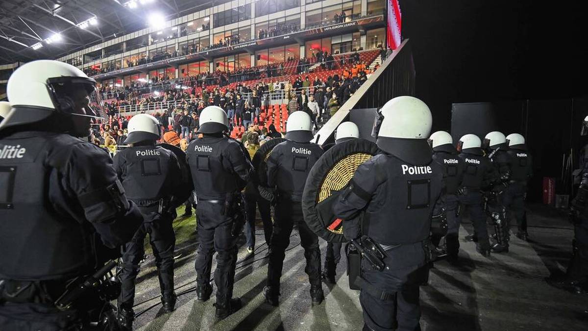 Die Polizei war im Bosuilstadion nach den Ereignissen des Tages in Alarmbereitschaft