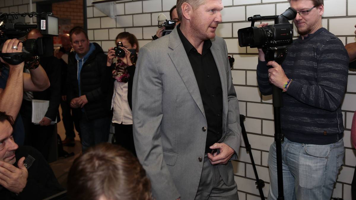 So viel ist in Paderborn lange nicht mehr los: Der Pressekonferenzraum des Paderborner Stadions ist gerammelt voll, als Effenberg zu seiner ersten Pressekonferenz kommt. Die Szenerie wirkt so unwirklich, dass selbst Effenberg sagt: "Ich bin es wirklich" 