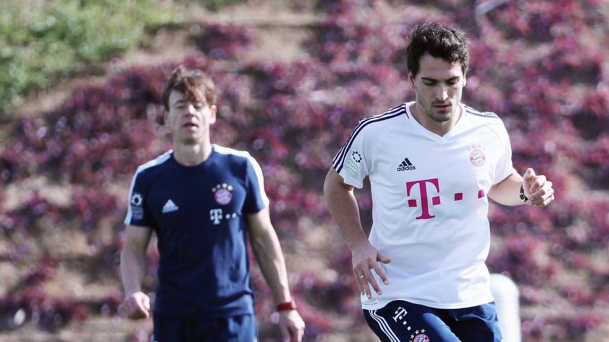 PETER SCHLÖSSER: Seit zwei Jahren arbeitet mit Schlösser ein Pilates- und Yoga-Spezialist mit an der Reha der verletzten Stars (im Bild noch mit Mats Hummels)