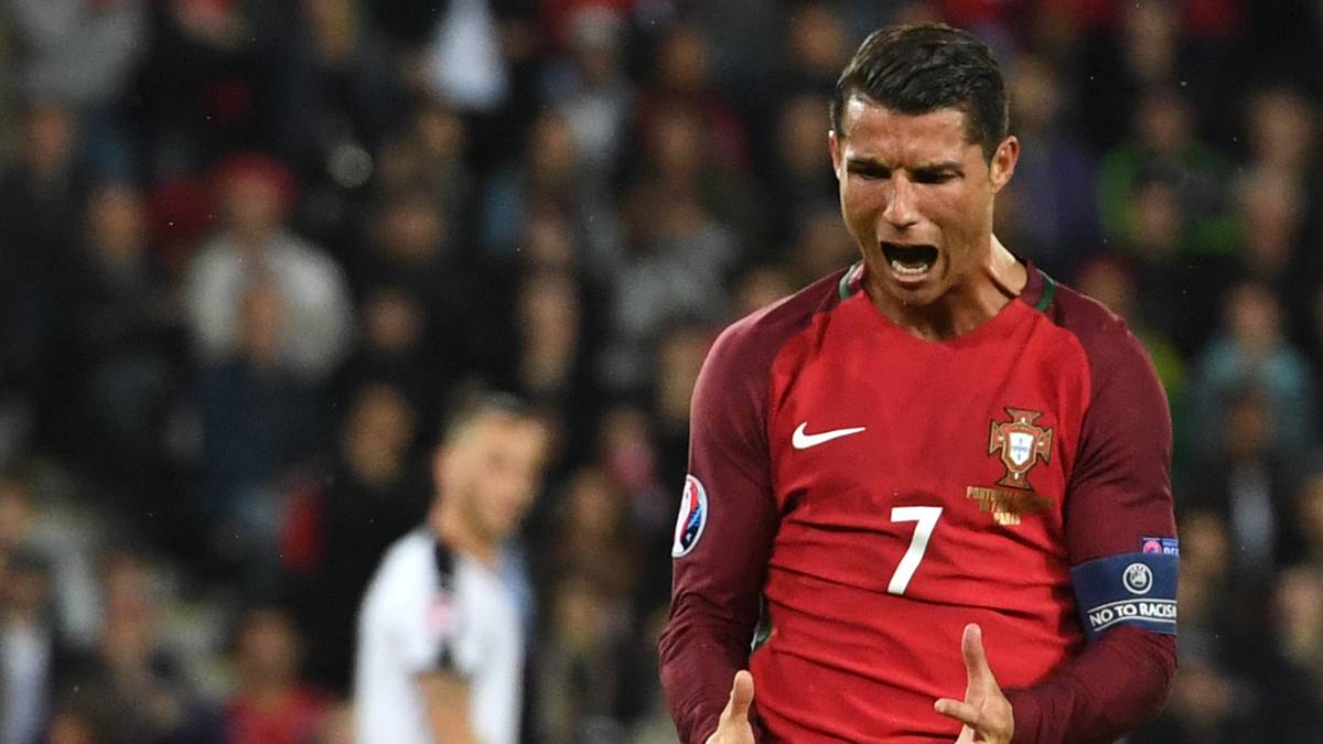 Und Ronaldo? Spielte glücklos gegen Island und Österreich, wo er trotz unzähliger Chancen kein Tor erzielte - und die Isländer angriff, weil diese das Unentschieden seiner Meinung nach zu euphorisch gefeiert hätten