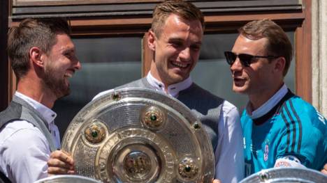 Ein Duo verlässt den FC Bayern München. Einen Spieler zieht es nach Österreich, ein anderer geht den Schritt in die zweite Bundesliga. Intern rückt dafür ein Youngster auf.