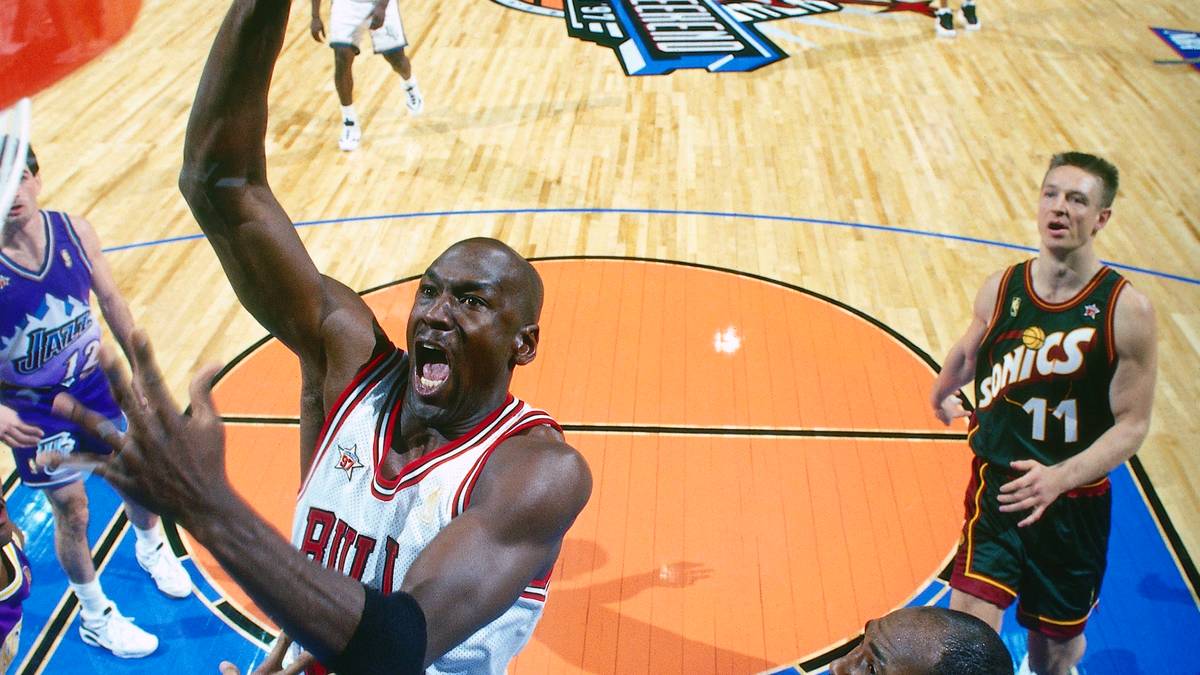 Der einmalige Michael Jordan spielt 1997 zwar nicht mehr ganz so spektakulär, dafür verbucht er mit 14 Punkten, elf Rebounds und elf Assists das erste Triple-Double der All-Star-Geschichte