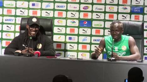 Sadio Mané hatte mit seinen Aussagen für großes Aufsehen gesorgt und die Wechselspekulationen um seine Person weiter angeheizt. Doch bereits einen Tag danach ruderte er wieder zurück und stellt seine Äußerungen richtig.