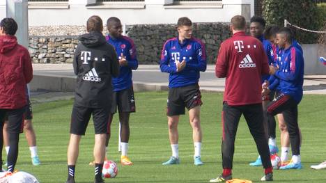 Beim öffentlichen Bayern-Training am Dienstagvormittag hat der kanadische Bayern-Star Alphonso Davies Extra-Applaus von seinen Teamkollegen bekommen. Auch Benjamin Pavard wird gefeiert.