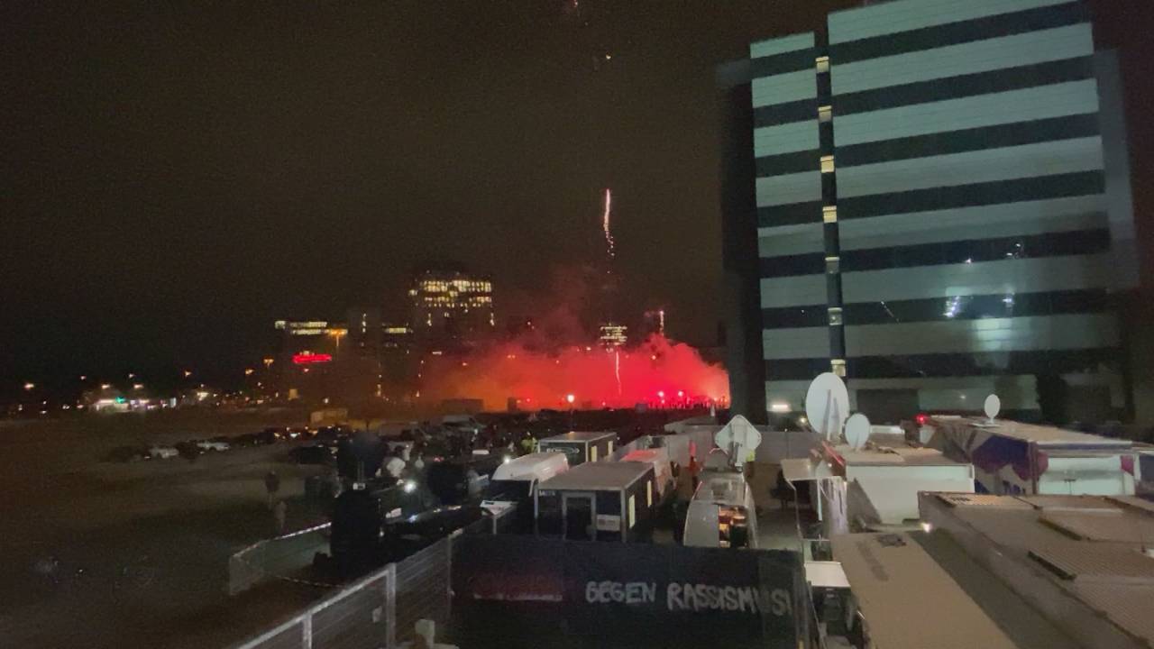 DFB-Pokal: Pyro-Empfang der Fans vor Pokalkracher St. Pauli - Borussia Dortmund
