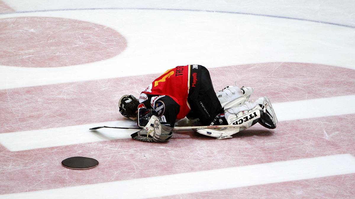 DEG-Coach Don Jackson nahm daraufhin Torwart Andrej Trefilow (Bild) zugunsten eines weiteren Feldspielers vom Eis, so dass die DEG eine Sechs-zu-Drei-Überzahl schuf. Craig Johnson (56.), Tore Vikingstad (58.) und Andy Schneider (58.) trafen zum stürmisch gefeierten Sieg. Kölner Zeitungen titelten, dass die Haie "verpfiffen und verschaukelt" worden waren