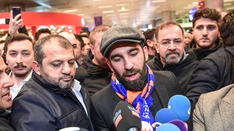 Mittelfeldspieler Arda Turan wird bei seiner Ankunft in Istanbul gefeiert