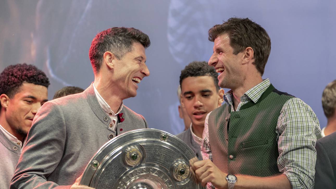 Thomas Müller (r.) spielte gemeinsam mit Robert Lewandowski beim FC Bayern