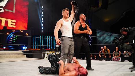 MJF (oben links, mit Bodyguard Wardlow) fordert bei AEW All Out Jon Moxley