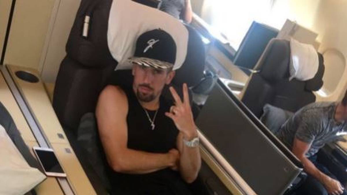 Franck Ribery weiß, wie man sich richtig entspannt. Mit Haifisch-Hose und Tennissocken grüßt er seine Follower