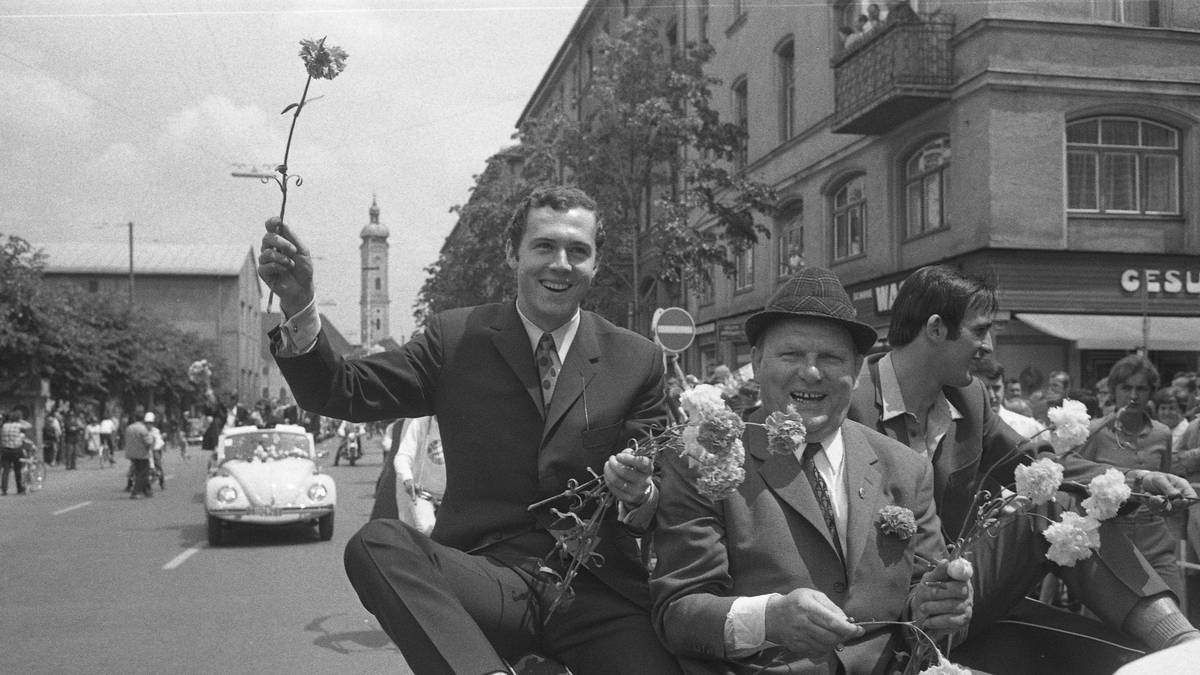 Später gewannen Beckenbauer und Bayern auch noch den DFB-Pokal und somit das erste Double der Vereinsgeschichte. Gefeiert wird dies mit dem ersten Autokorso der Geschichte