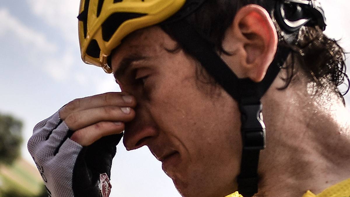 Spitzenreiter Geraint Thomas reibt sich vor lauter Schmerz die Augen. Die Etappe wird vorübergehend neutralisiert und unterbrochen