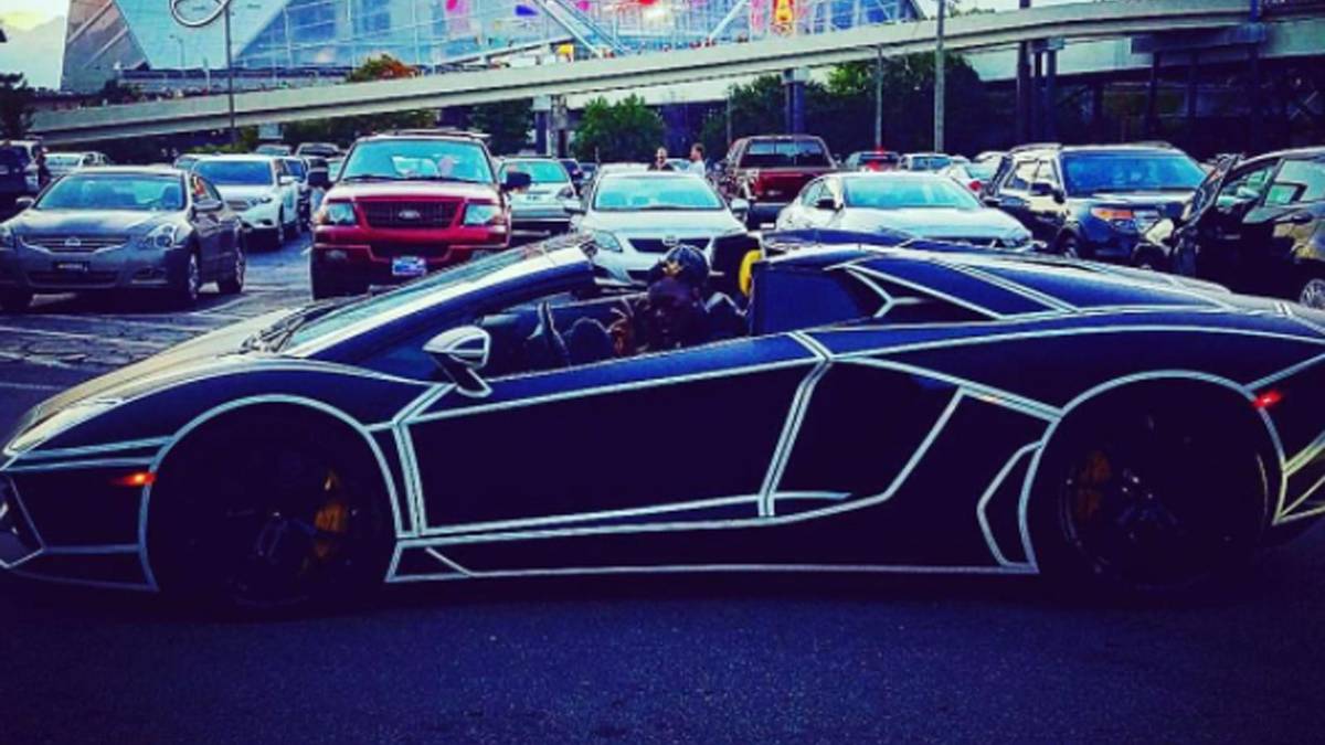 Besonders wenn die Sonne untergeht, ist Schröder damit auf keinem Parkplatz zu übersehen - denn der Bolide leuchtet im Dunkeln