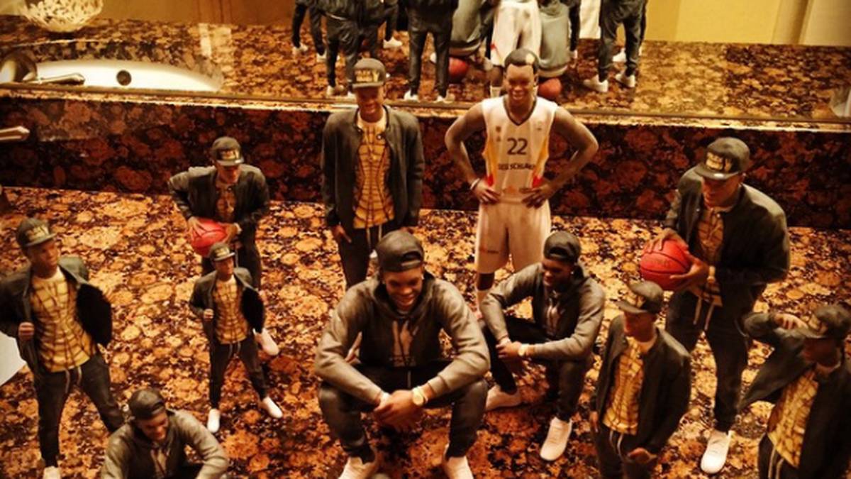 Und im Bad steht eine Kollektion von kleinen Schröder-Sammelfiguren