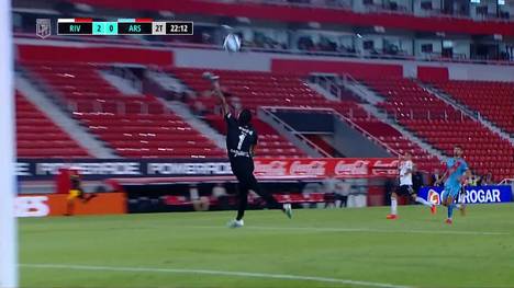 Matias Suarez veredelt einen genialen Pass in den Lauf mit dem Außenrist noch zusätzlich mit einem traumhaften Lupfer.