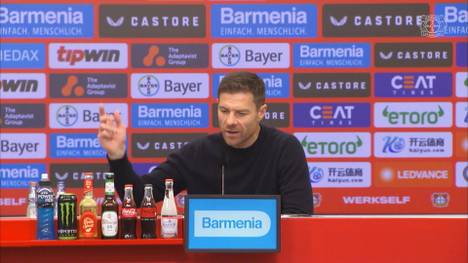 Leverkusens Trainer Xabi Alonso unterbricht nach dem 2:2 gegen Holstein Kiel einen Reporter und sucht nach Gründen für die verspielte 2:0-Führung.