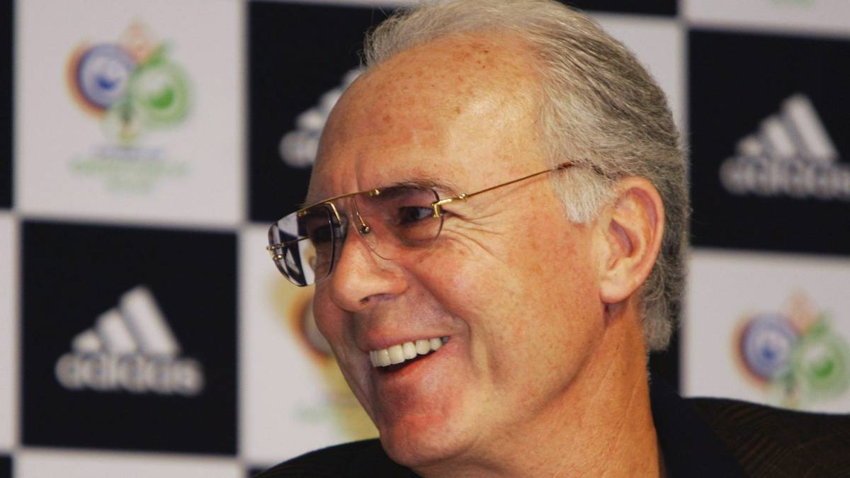 2 - nur Franz Beckenbauer und Brasiliens Mario Zagallo holten als Spieler und Trainer bzw. Teamchef den Titel. Zagallo wurde 1958 und 1962 Weltmeister, 1970 dann als Coach. Beckenbauer gelang dieses Kunststück 1974 sowie 1990. Übrigens: Noch nie konnte eine Mannschaft mit einem Trainer aus dem Ausland den Titel holen