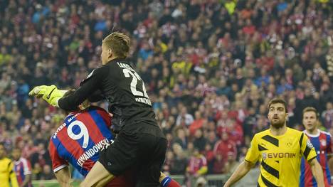 Robert Lewandowski vom FC Bayern München prallt mit Mitchell Langerak von Borussia Dortmund zusammen