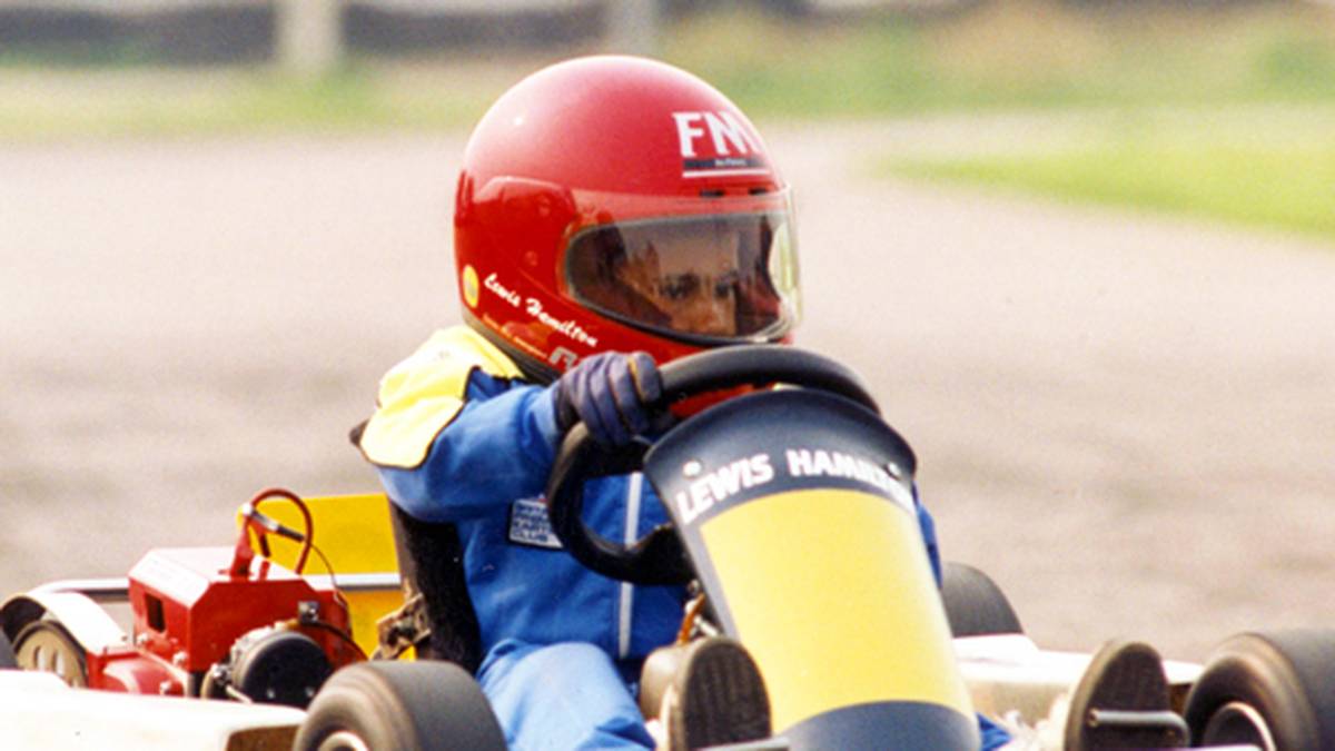 1993: Früh übt sich - Hamilton beginnt im Alter von acht Jahren mit dem Kartsport und deutet sein Talent mit zahlreichen Siegen an. Als er zwei Jahre später McLaren-Boss Ron Dennis trifft, sagt er ihm, dass er später gerne für dessen Team fahren wolle