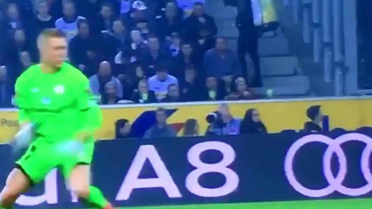 Doch der Keeper bemerkt seinen Fauxpas gerade noch rechtzeitig...