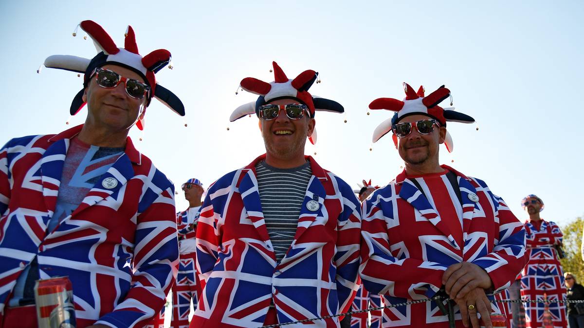 Da lassen sich die europäischen Schlachtenbummler nicht lumpen. Auch wenn das Kostüm dieser drei britischen Golf-Fans einen irgendwie stark an Helikopter erinnert 