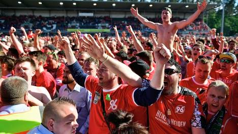 2.Bundesliga: Hannover 96 feiert Aufstiegsparty am Ballermann