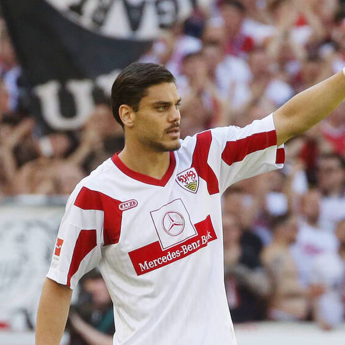Der Fußball-Bundesligist VfB Stuttgart hat nach dem geglückten Klassenverbleib den Vertrag mit Atakan Karazor vorzeitig verlängert.