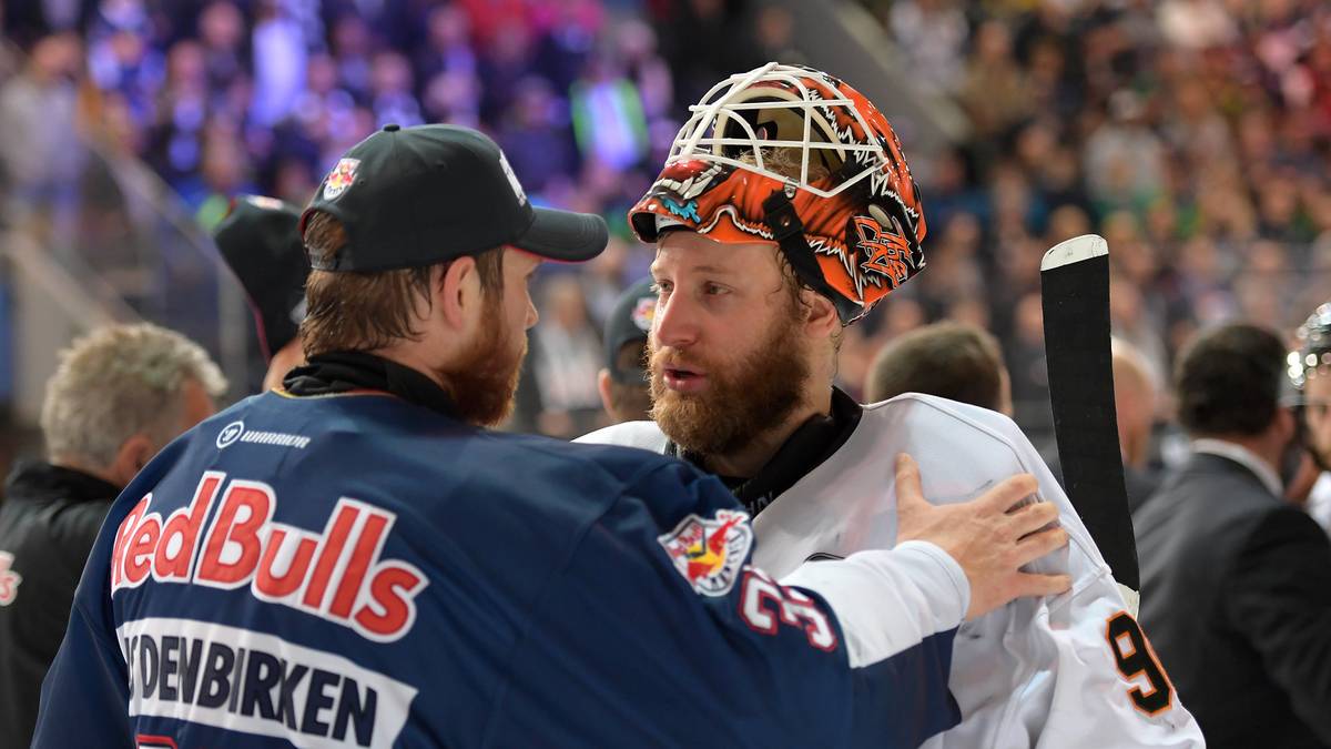 Münchens Danny aus den Birken tröstet Felix Brückmann von den Grizzlys