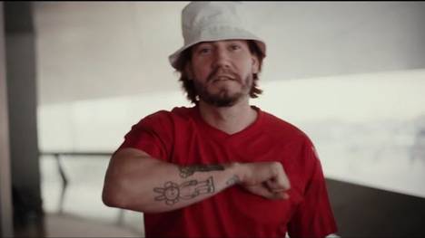 Dänemark hat die ersten 21 Spieler für die WM in Katar verkündet. In einem spektakulären Video ist unter anderem der ehemalige Bundesliga-Spieler "Lord Bendtner" zu sehen. 