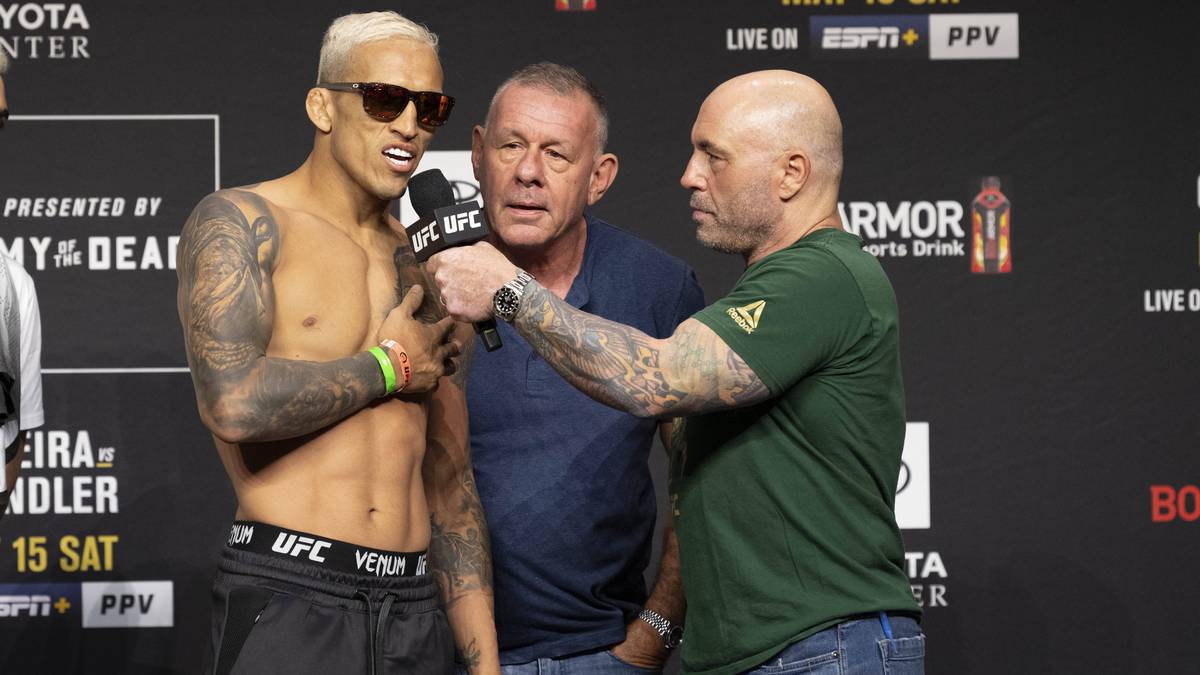 Joe Rogan (r., mit Charles Oliveira) ist seit 1997 Kommentator und Interviewer bei der UFC
