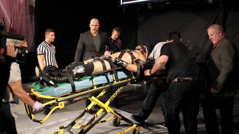 Kalisto wurde nach Braun Strowmans Attacke bei WWE Monday Night RAW mit der Trage abtransportiert