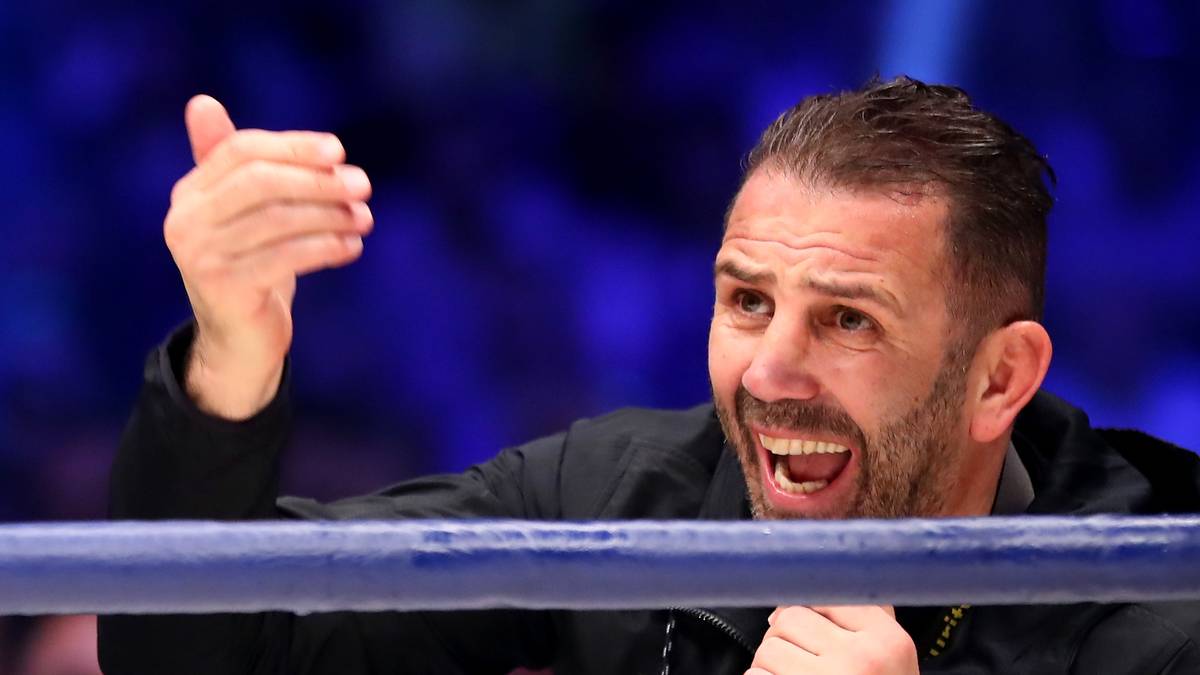 Hucks Trainer Oktay Urkal versucht seinen Schützling zu pushen