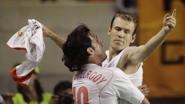 Robben jubelt mit van Nistelroy bei EM 2004