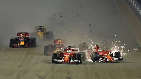 Kimi Räikkönen (r.) und Sebastian Vettel (Mitte) wird der Chaos-Start von Singpur zum Verhängnis