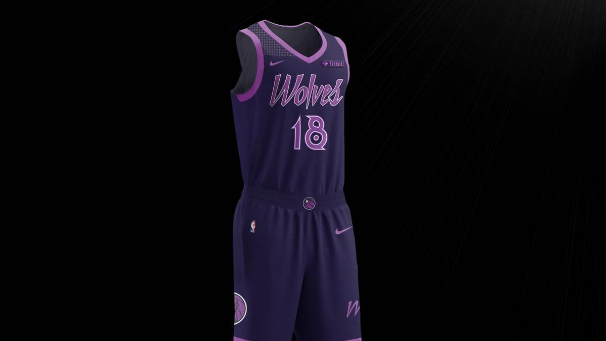 Dieser Mann war niemand Geringeres als der inzwischen verstorbene Prince. Dieses Jahr wäre sein 60. Geburtstag gewesen, daher dient er als Inspiration für die Klamotten der City Edition "Purple Rain"