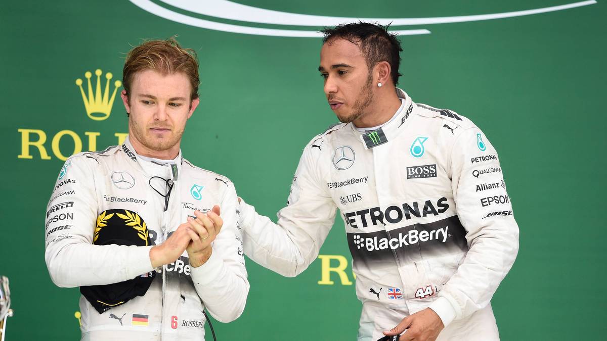 2015: Auch in dieser Saison gibt es Zwistigkeiten zwischen den beiden, wenngleich sie zumindest einen Crash auf der Strecke vermeiden. In Austin pfeffert Rosberg nach dem Rennen wütend eine Mütze in Richtung Hamilton, da er sauer über dessen hartes Manöver am Start war. Hamilton lässt sich nicht beeindrucken und gewinnt zum zweiten Mal in Folge die WM