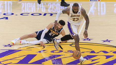 Heißes Duell in den NBA-Playoffs: Jamal Murray (l.) von den Denver Nuggets gegen LeBron James (Los Angeles Lakers)