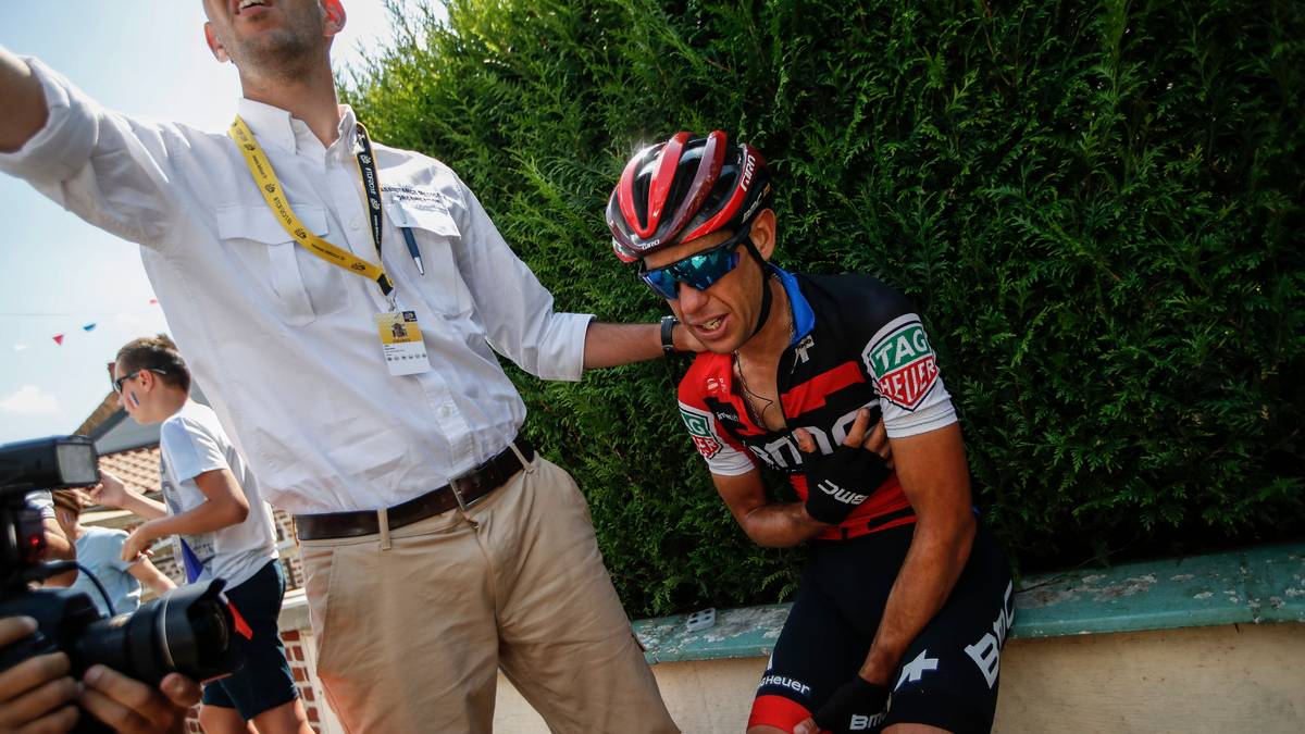 Der Australier Porte muss nach seinem Unfall von einem Arzt behandelt werden. Daraufhin beendet er das Rennen früh mit einer Schulterverletzung