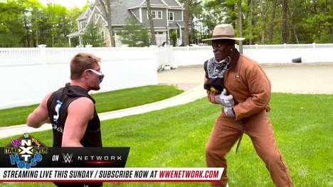 Zwei Monate regierte Rob Gronkowski bei WWE offiziell als Champion, trotz seines NFL-Comebacks. Nun aber hat sein Rivale zurückgeschlagen - als Gärtner verkleidet.