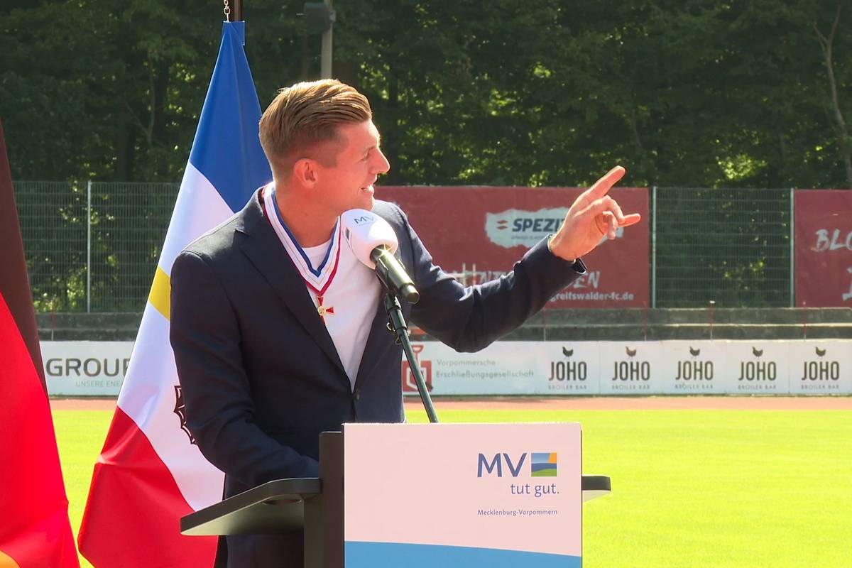 Toni Kroos wurde für sein soziales Engagement mit dem Verdienstorden des Landes Mecklenburg-Vorpommern ausgezeichnet. Bei der Zeremonie erzählt er eine Anekdote aus seiner Kindheit.