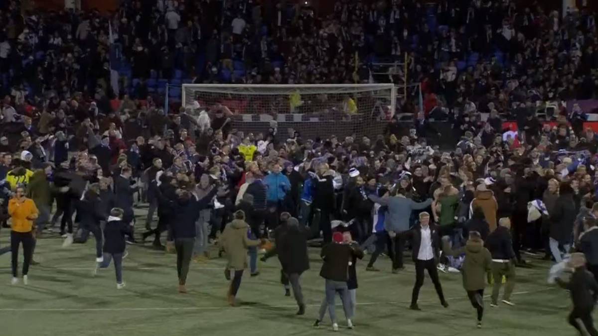Die finnischen Fans stürmen nach Schlusspfiff den Platz