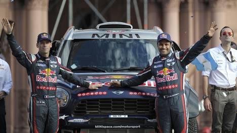 Nasser Al-Attiyah feiert mit Co-Pilot Matthieu Baumel den Sieg bei der Rallye Dakar