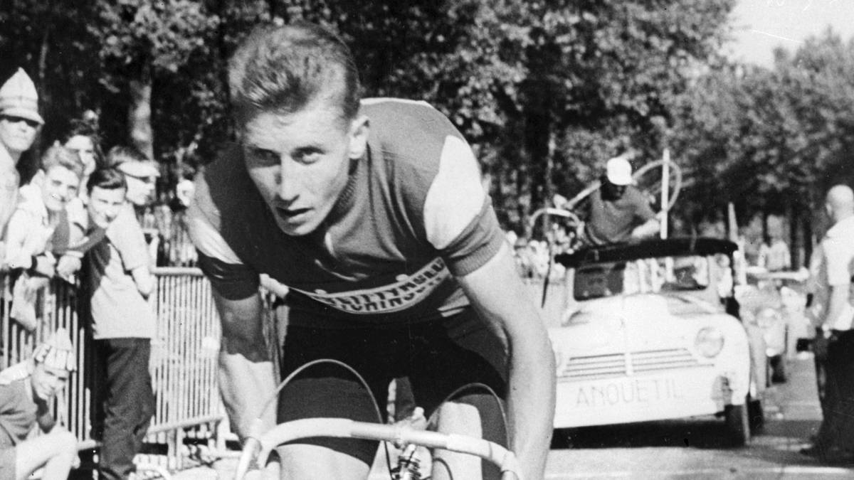 Von 1961 bis 1964 war Anquetil im Gesamtklassement nicht zu schlagen. Damit war er der erste Sportler, der vier Siege hintereinander feiern konnte. In besonderer Erinnerung ist den Franzosen sein letzter Tour-Sieg geblieben. Mit lediglich 55 Sekunden Vorsprung verwies er Publikumsliebling Raymond Poulidor auf Rang zwei