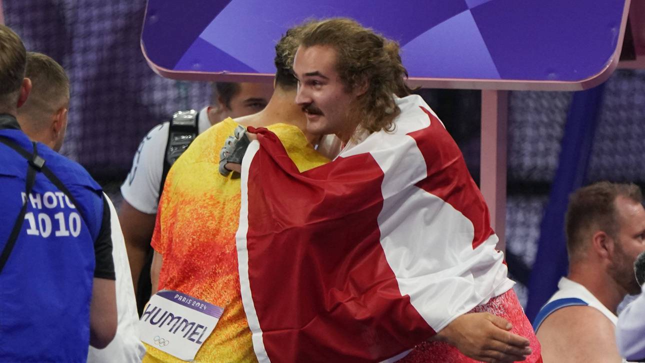 Ethan Katzberg umarmt Merlin Hummel 