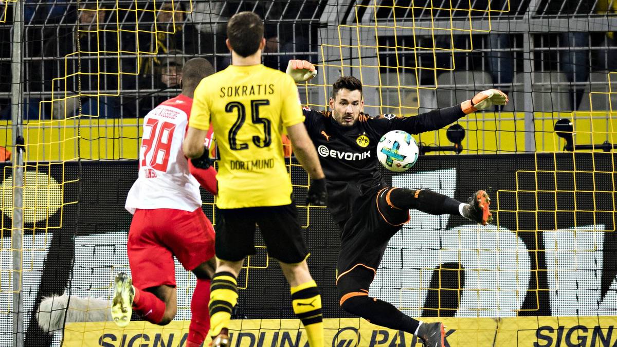 Beim enttäuschenden 1:1 des BVB gegen den FC Augsburg sieht Bürki beim Gegentor nicht gut aus. Nach einer Ecke bleibt der Schweizer erst auf der Linie kleben...