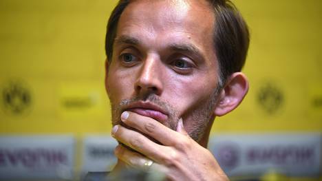 Thomas Tuchel nachdenklich auf einer Pressekonferenz von Borussia Dortmund