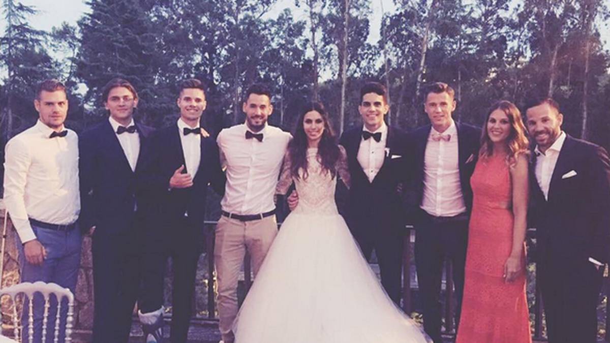 Die beiden hatten zahlreiche Gäste geladen. Auch Mitspieler Batras vom BVB waren angereist. Gonzalo Castro (re.) gratulierte zusätzlich noch per Instagram. Bartra und Jimenez sind übrigens nicht die einzigen, die die Fußball-freie Zeit nutzen