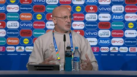 Spanien-Coach Luis de la Fuente spricht auf der Pressekonferenz vor dem EM-Halbfinale gegen Frankreich über die Spielweise der Franzosen.