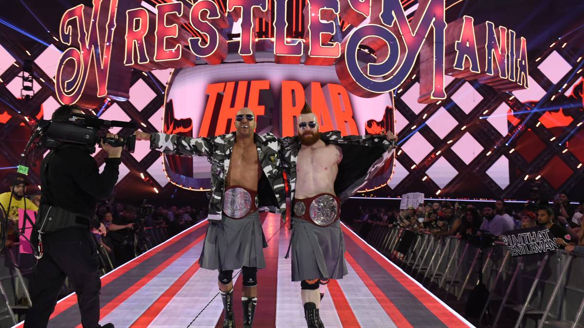 Das skurrilste Match des Abends folgt, als die RAW-Tag-Team-Champions Cesaro (l.) und Sheamus auf den Plan treten